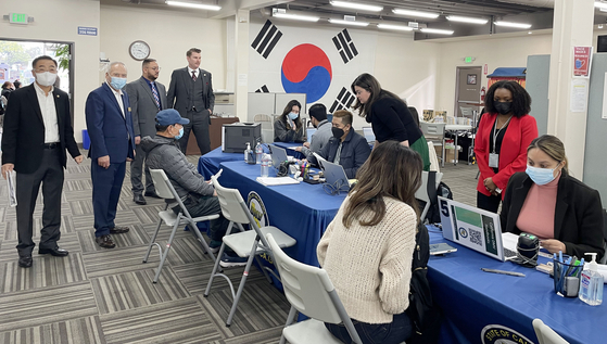 가주교통국 직원들이 리얼 아이디 발급 신청을 받는 모습을 조봉남(왼쪽에서 2번째) 회장을 비롯한 OC한인회 임원, DMV 관계자들이 지켜보고 있다.