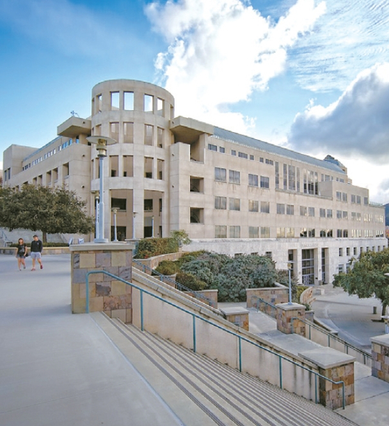  캘스테이트 대학 이사회는 샌마르코 주립대학의 본부 역할을 하는 '크레이븐 홀'의 이름 개명키로 결정했다. 사진은 멀리서 바라본 크레이븐 홀의 전경. [CSUSM 웹사이트 캡처]