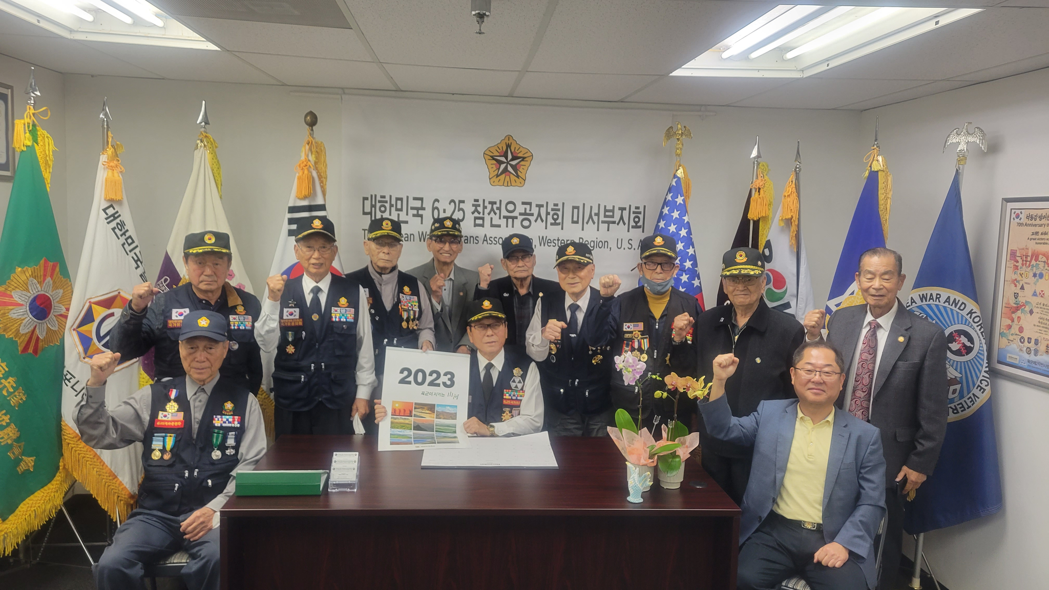 6·25 참전유공자회 미서부지회(회장 이재학)는 지난 5일 지회 사무실에서 2023년 신년하례식과 정기 이사회를 열고 한미동맹 및 6·25 정전 70주년 사업계획을 의결했다. 이 자리에 참석한 월남전 참전자회 캘리포니아 지회 고종필 회장은 월남전 참전자회 신년하례회에 6·25 참전유공자들을 초대했고, 육군동지회(회장 최만규)는 2023년도 육군 달력을 증정했다. 이 자리에는 미군 6·25 참전유공자회 328지부(회장 Bob Son)도 참석했다. 연락처 (213)700-1881 이재학 회장