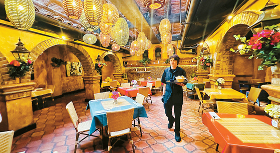 올해 창립 100주년을 맞은 LA한인타운의 대표적인 멕시칸 식당 ‘엘 촐로’의 내부. 천장을 통해 들어오는 햇빛
