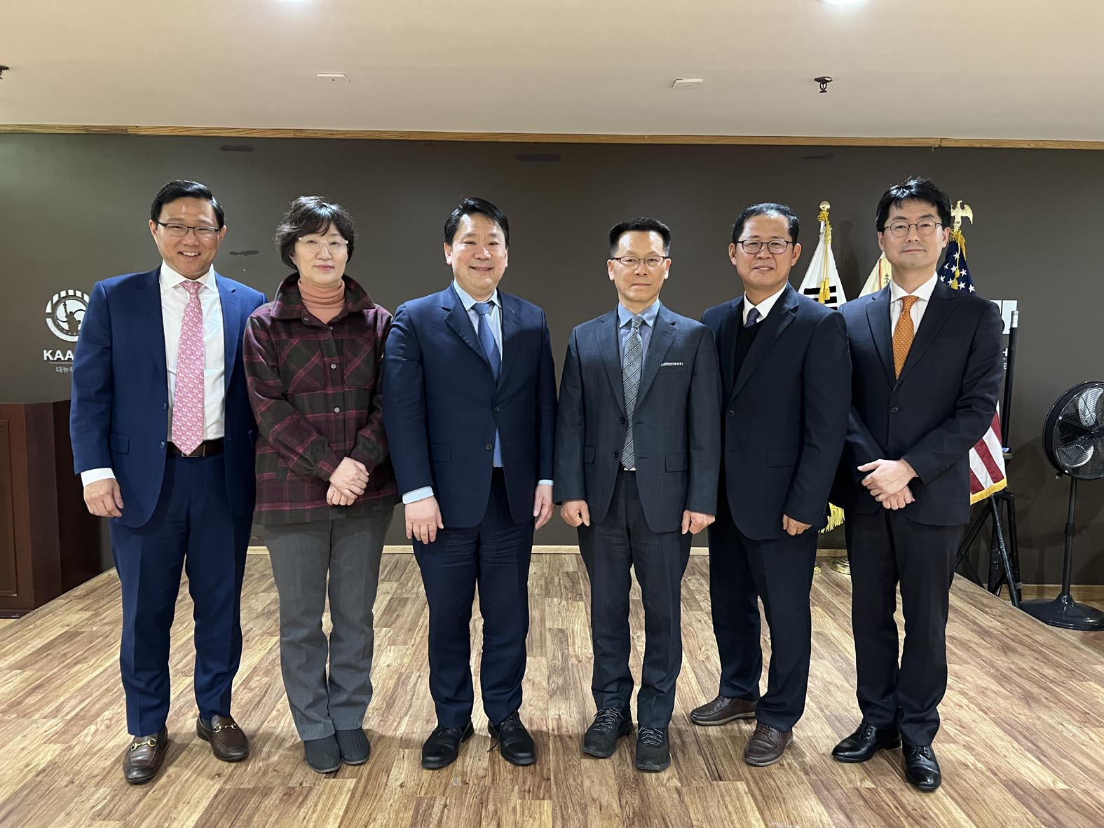 뉴욕을 방문 중인 한국 국가보훈처 관계자들이 2일 뉴욕한인회를 방문해 서거 100년 만에 이뤄지는 황기환 애국지사 유해의 한국 봉환과 관련 상호 협력 방안에 대해 논의했다. 뉴욕한인회는 황 지사 유해 봉환 관련 각종 행사에 적극 지원하기로 했다. 왼쪽 세 번째부터 찰스 윤 뉴욕한인회장, 강운철 국가보훈처 예우정책과장. [뉴욕한인회]