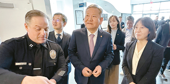 3일 올림픽 경찰서를 방문한 이상민 행정안전부 장관(가운데)이 애런 폰세 서장(왼쪽)의 설명을 듣고 있다. 김상진 기자
