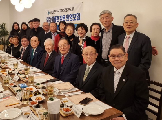 대한민국국가조찬기도회 뉴욕지회(회장 손성대 장로)는 지난 3일 맨해튼 '더큰집' 식당에서 대한민국국가조찬기도회 회장인 이봉관 장로의 뉴욕방문을 환영하는 만찬 모임을 개최했다. [대한민국국가조찬기도회 뉴욕지회]