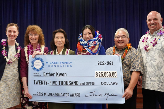 지난달 31일 ‘밀켄 교육자’ 상을 받은 에스더 권(왼쪽 네 번째) 교감이 한인 실비아 루크(세 번째) 하와이 부지사 등과 함께 기념사진을 찍고 있다.  [하와이 교육청 제공]