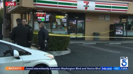LA 링컨하이츠 지역 세븐일레븐 편의점에 7일 새벽 2인조 무장강도가 침입해 한 남성을 폭행하고 ATM을 갖고 도주하는 사건이 발생했다.