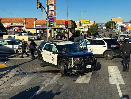 8일 오전 7시30분경 웨스트레이크 지역 알바라도 스트리트와 베벌리 불러바드가 만나는 교차로 인근에서 LA경찰국 소속 SUV와 일반인 차량 2대가 부딪히는 사고가 발생했다. 이 사고로 4명이 병원으로 이송됐다.