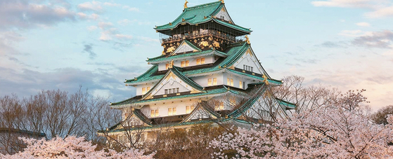 오사카에서 벚꽃 포인트로 가장 유명한 오사카성. 5층 8단 천수각에 오르면 오사카 시내 전경을 한눈에 내려다볼 수 있다. [US아주투어 제공]