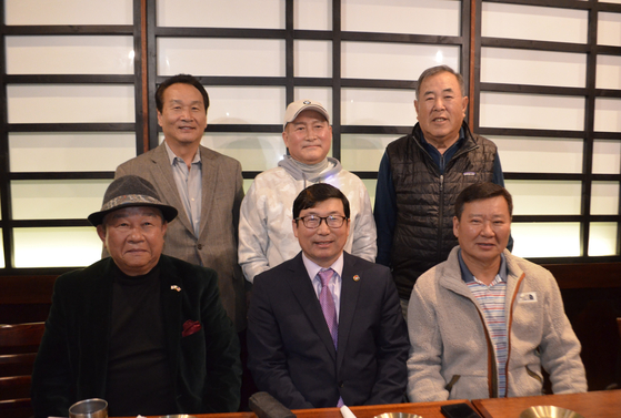 연합회 홍승원 회장(앞줄 가운데), 김기환 이사장(앞줄 오른쪽)를 포함한 자문단과 임원들이 한자리에 모였다. 
