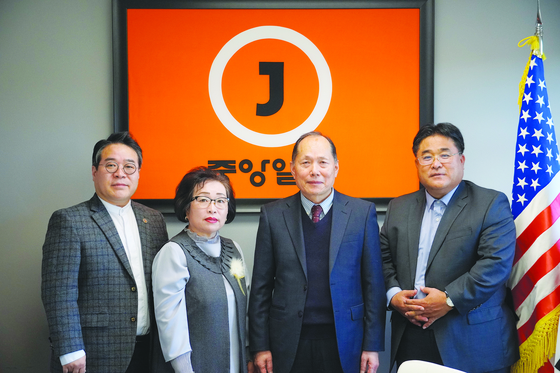 손기성 모금위원장, 신대식 교협회장, 김봉묘 간사, 조상례 간사 (왼쪽부터)