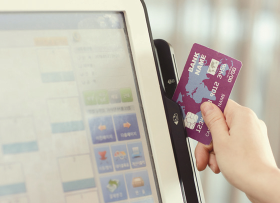 코로나19 팬데믹으로 크레딧카드 사용자가 늘면서 동반 증가한 카드 결제 수수료로 소매 업소들이 고통을 겪고 있다.