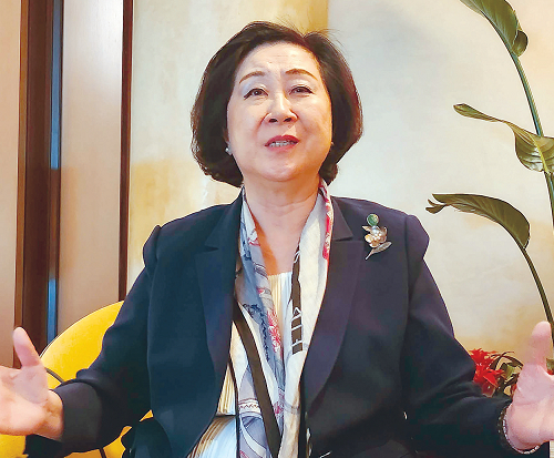 PCI의 ‘2023년 빌딩 브릿지 어워드’를 수상한 이화여대 김은미 총장이 학교의 비전과 외국인 학생의 현황을 설명하고 있다. 