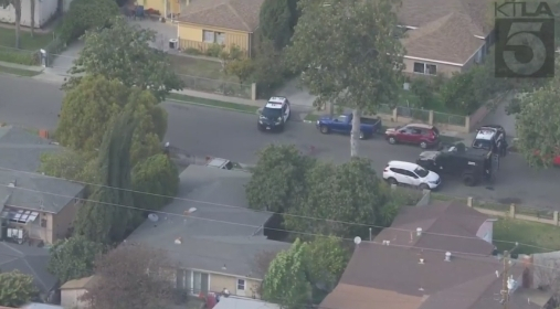 샌타애나의 한 주택에서 강도 용의자가 경찰과 대치극을 벌이고 있는 것으로 전해졌다.