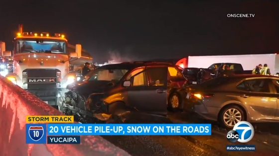 겨울 폭풍의 영향으로 도로가 얼면서 인랜드 엠파이어 지역 유카이파 10번 프리웨이 서쪽 방면에서 22일 밤 11시경 20중 추돌사고가 발생했다.
