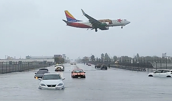 버뱅크 공항 인근 도로 홍수에 차량들 침수 [RawsAlerts 트위터]