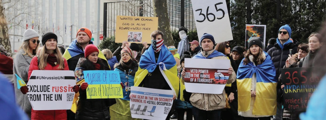 24일 러시아가 우크라이나를 침공한 지 1년을 맞이하면서 뉴욕시에 사는 우크라이나인 등 전쟁을 반대하는 뉴요커들이 맨해튼 유엔본부 앞에서 규탄 집회를 가졌다.  [로이터]