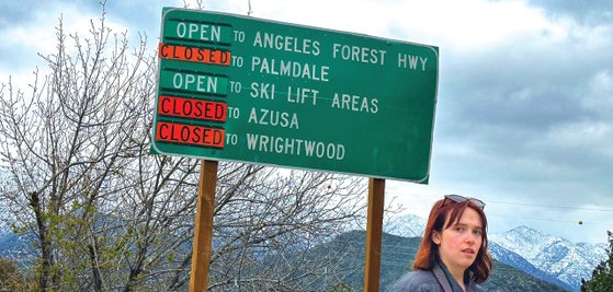 겨울 폭풍으로 폭설이 내린 엔젤레스 주립공원의 입산이 금지됐다? 26일 2번 프리웨이 북쪽 방향으로 팜데일과 라이트우드 방향의 도로가 폐쇄된 안내판이 걸려있다. 김상진 기자