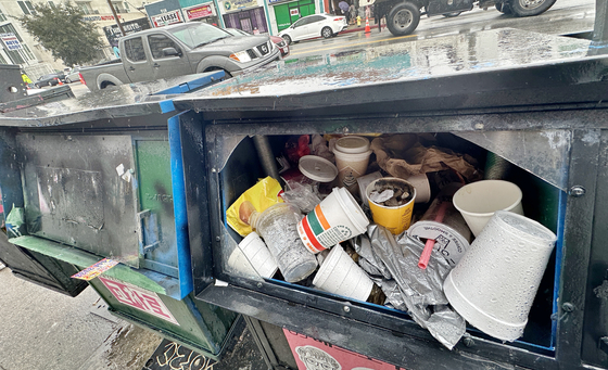 LA한인타운이 쓰레기 무단 투기로 몸살을 앓고 있는 가운데 27일 버몬트 애비뉴의 파손된 신문 가판대 안에 각종 쓰레기가 가득 차 있다. 김상진 기자