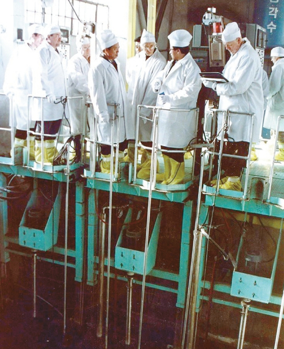2004년 헤커 박사(오른쪽에서 네 번째)가 영변의 냉각수 시설을 둘러보고 있다. 북한 관계자가 사용후핵연료를 제거한 사실을 설명하고 있다. [헤커 박사 제공]
