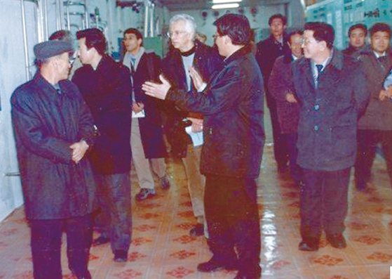 2004년 10월 북한 영변을 방문한 시그프리드 헤커 박사(가운데)가 경수로 조정실을 북한 관계자들과 둘러보고 있다. [시그프리드 헤커 박사 제공] 
