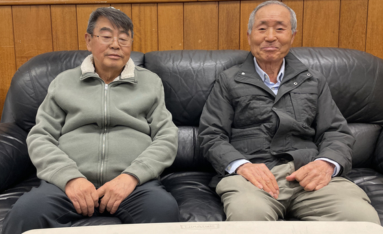 김가등(오른쪽) 노인회장과 조셉 조 교육센터장이 강좌 및 프로그램에 관해 설명하고 있다.