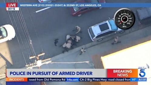 3일 오후 LA 카운티 코로나 지역에서 무장 차량탈취범의 도주극이 벌어졌다. 1시간이 넘는 추격전 끝에 용의자는 체포됐다. [KTLA5 뉴스]
