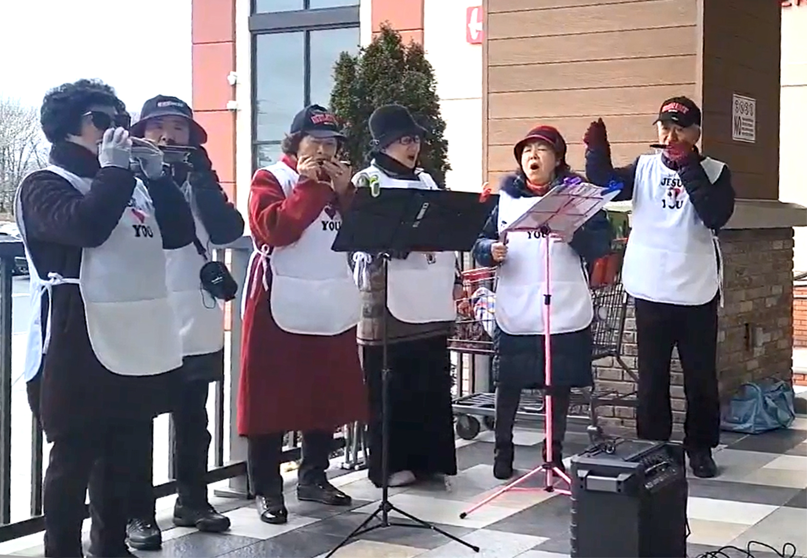 샬롬하모니카선교회(대표 이규석 목사)는 4일 뉴저지주 리틀페리 있는 한인 대형 슈퍼마켓 H마트(리틀페리점) 앞에서 하모니카 연주를 통해 찬양 전도를 했다. 샬롬하모니카선교회 회원들은 지난 겨울 추운 날씨에도 불구하고 매주 주요 한인 슈퍼마켓에서 찬양을 펼쳐 업소를 찾는 고객들에게 예수님의 사랑과 감동을 전했다. [샬롬하모니카선교회]