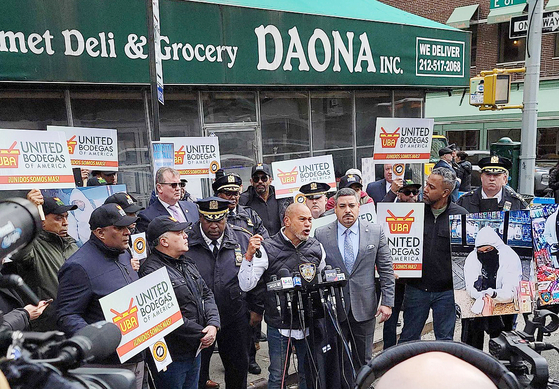 한인 최성호씨가 살해당한 맨해튼의 다오나 델리 앞에서 식품상연합회 회원들이 치안 불안을 호소하는 기자회견을 열고 있다. [페이스북]