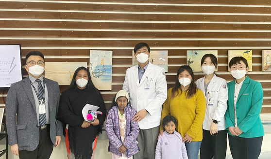 6일 화순 전남대학교 병원에 도착한 둘세 플로렌티나 야크(왼쪽 세 번째)양과 그 가족이 의료진과 함께 사진을 찍고 있다. [이누가 선교사 제공]