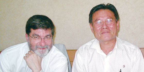 칼린 교수(왼쪽)가 2007년 북한을 방문해 가진 만찬에서 북한의 리근 전 대사와 함께 대화하고 있다. 리 전 대사는 1~6차 6자회담 차석대표로 일했고 2005년에 외무성 미국국 국장을 지낸 미국통이다. [헤커박사 제공]
