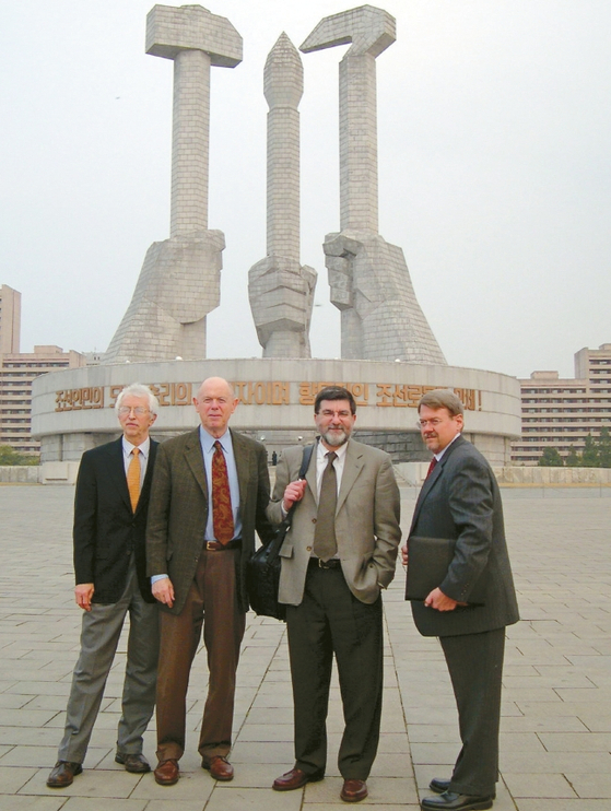 2006년 10월 31일 민간인 자격으로 북한을 방문한 로버트 칼린 교수가 방문단원들과 조선노동당 창건 기념비 앞에 섰다. 왼쪽부터 시그프리드 헤커 박사, 존 루이스 스탠퍼드대 교수(2018년 작고), 칼린 교수, 잭 프리처드 워싱턴 한국경제연구소 소장. 