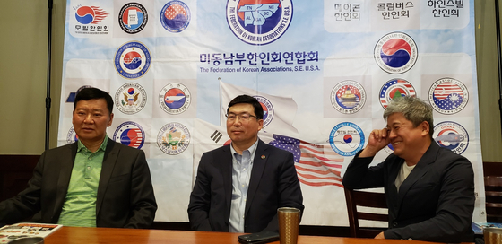(왼쪽부터) 김기환 이사장, 홍승원 회장, 권오석 체육회 회장