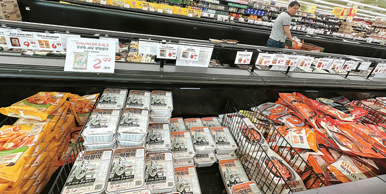 떡볶이 수요가 급증하면서 시온마켓 버몬점은 냉동칸과 냉장칸에 떡볶이 밀키트 제품을 2배 이상 늘렸다. 김상진 기자 