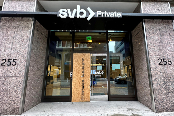 10일 SVB 샌프란시스코 지점 출입문에 은행 폐쇄와 관련된 공지문이 붙었다. [로이터]