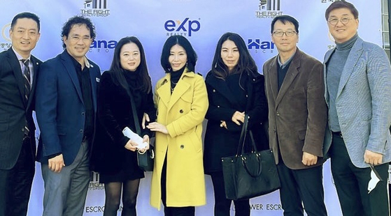 ‘LA EXP 부동산’이 7일 행콕파크 지점 그랜드 오픈 행사를 열었다. 업체는 클라우드 기반의 온라인 플랫폼(Kv Core)을 통해 모든 업무를 처리, 공간 제약이 없어서 빠르게 성장 중이다. 업체는 올해 AI 시스템 구축과 함께 가주 전역에서 활동할 수 있는 에이전트 영입 및 양성에 힘쓸 것을 다짐했다. 맥스 이(맨 왼쪽) LA EXP대표와 부동산 및 관련 단체 관계자들이 기념촬영을 하고 있다.            [LA EXP 부동산 제공] 