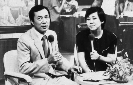 1983년 7월 17일 KBS 이산가족찾기 생방송에서 유철종 아나운서(왼쪽)가 이지연씨와 함께 사회를 보고 있다. 권혁재 사진전문기자