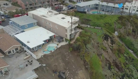 오렌지 카운티 샌클레멘테 소재 주택 4채가 지반을 두고 있는 절벽이 일부 무너져 내리면서 붕괴될 위험에 처했다. [KTLA5 뉴스]
