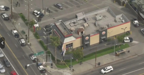 사우스 LA에 있는 한 버거킹 햄버거 매장에서 17일 오후 총격사건이 발생해 1명이 총상을 입고 병원으로 후송됐다. 용의자는 히스패닉 청소년 2명으로 현재 경찰이 뒤를 쫓고 있다. [KTLA5 뉴스]
