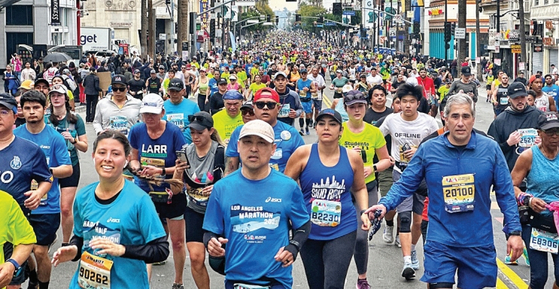 지난 19일에 열린 제38회 LA 마라톤에서 한인을 포함 전 세계 각국에서 모인 2만2000여 명의 참가자가 다저 스타디움을 출발해 센추리 시티까지 26.2마일을 달렸다. 김상진 기자 