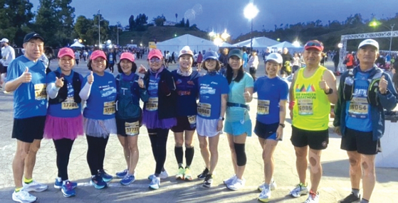 LA 마라톤에 참가한 해피러너스클럽 회원들이 마라톤 시작 전 단체 기념사진을 찍었다.  김상진 기자 