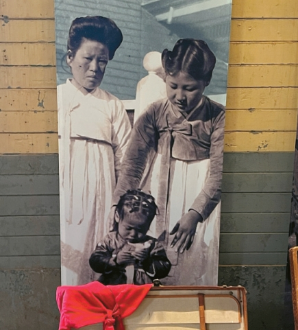 1914년 3월 12일 엔젤 아일랜드 이민국 센터에 도착한 세 살배기 로즈 박영순과 그의 가족들.