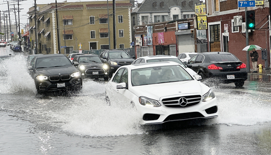 많은 비가 내린 21일 남가주 일대의 여러 도로가 침수되거나 유실됐다. 이날 오후 빗물에 잠긴 7가와 후버 스트리트 인근 도로 위를 자동차들이 물살을 가르며 달리고 있다. 김상진 기자