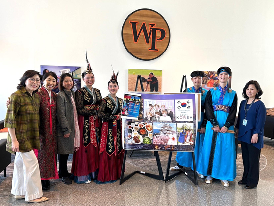 우리가락 한국문화예술원(원장 강은주)은 21일 뉴저지주 윌리엄패터슨 대학에서 열린 아시아 문화축제에 초청을 받고 공연을 펼쳤다. 대학 관계자들과 학생들이 참석해 성황을 이룬 행사에서 단원들은 진도북춤과 난타, 검무를 선보여 한국의 아름다운 문화를 알리며 많은 박수를 받았다. [우리가락 한국문화예술원]