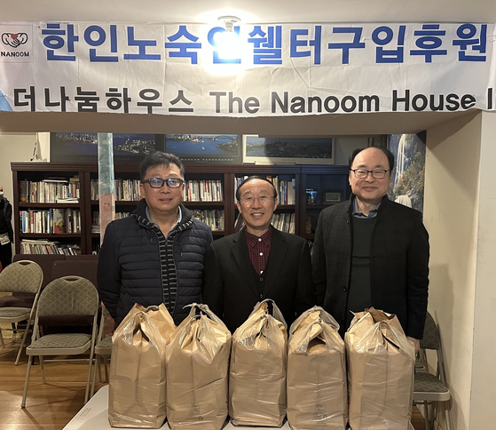 배재고등학교 뉴욕동창회(회장 유규현·이사장 이종윤)가 지난 21일 한인 노숙인 셸터 더나눔하우스(대표 박성원 목사)를 방문했다. 이날 동창회는 더나눔하우스에 치킨가스 도시락 20인분을 후원했다. [더나눔하우스]