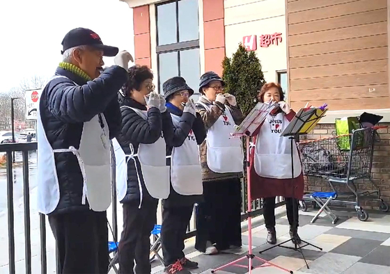 하모니카 연주를 통해 선교활동을 하고 있는 샬롬하모니카선교회(대표 김규석 목사)는 봄을 알리는 3월 마지막 주말을 맞아 지난 25일(토) 뉴저지주 리틀페리 H마트 앞에서 전도 찬양 행사를 가졌다. [샬롬하모니카선교회]