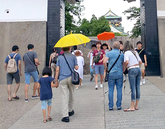 조부모와 함께 다세대 여행에 나서는 한인들이 크게 늘고 있는 것으로 나타났다. 일본 오사카 성 관광에 나선 여행객들. 박낙희 기자