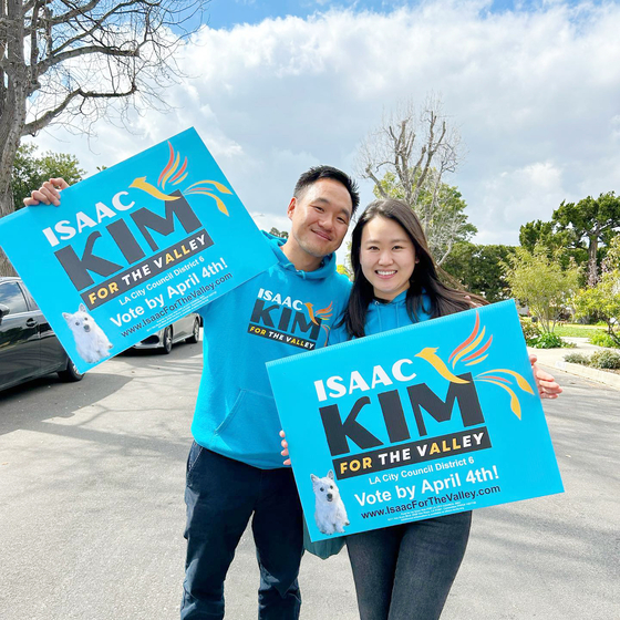 LA 6지구 시의원에 출마한 아이작 김 후보(왼쪽)와 부인 에이미 김씨가 지난 5일 밴나이스 지역에서 배너를 들고 선거 운동을 하고 있다.  [아이작 김 페이스북]