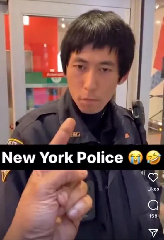 지난달 29일 소셜미디어에 올라와 화제가 된 영상. 한 남성이 아시안 NYPD 경관을 향해 인종차별적인 언행을 쏟아붓고 있다.  [트위터 @AsianDawn4]
