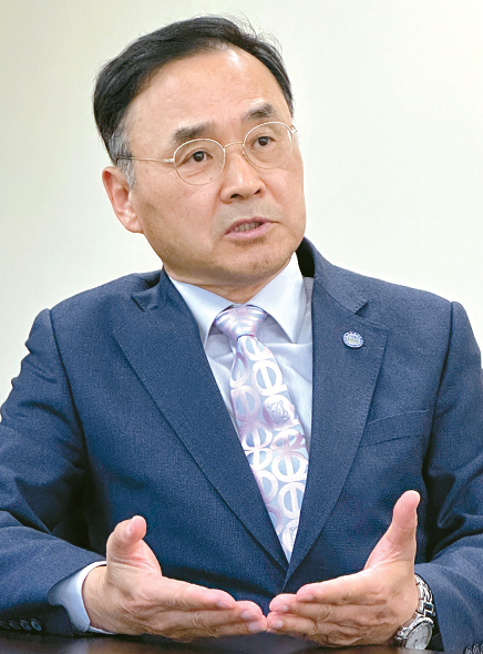 28일 본지를 방문한 차정인 부산대학교 총장이 한국 대학 시스템 개편안에 대해 말하고 있다. 김상진 기자 