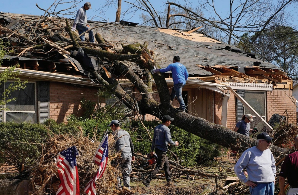 지난 주말 전국을 강타한 토네이도로 인한 피해가 속출했다. 2일 아칸소주 리틀록의 한 주택에 쓰러진 나무를 치우고 있는 사람들의 모습.  [로이터]