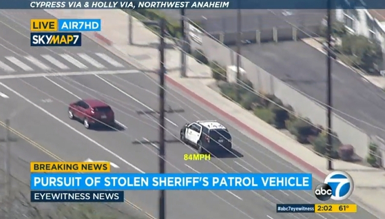 LA 카운티 셰리프국 소속 SUV 순찰차를 탈취해 달아나는 도주극이 3일 오후 컴튼 지역에서 시작해 오렌지 카운티 애너하임 공장지대에서 끝났다. 순찰차를 훔친 용의자는 흑인 여성으로 파악됐다. [ABC7 뉴스]